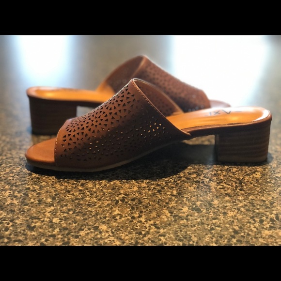TAXI, NWT, ladies size 6, brown block heel slide - Picture 2 of 3